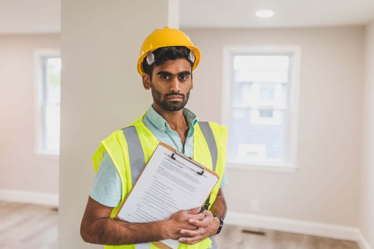 Engineer on construction site in Saudi Arabia - Engineering jobs in Saudi Arabia and GCC