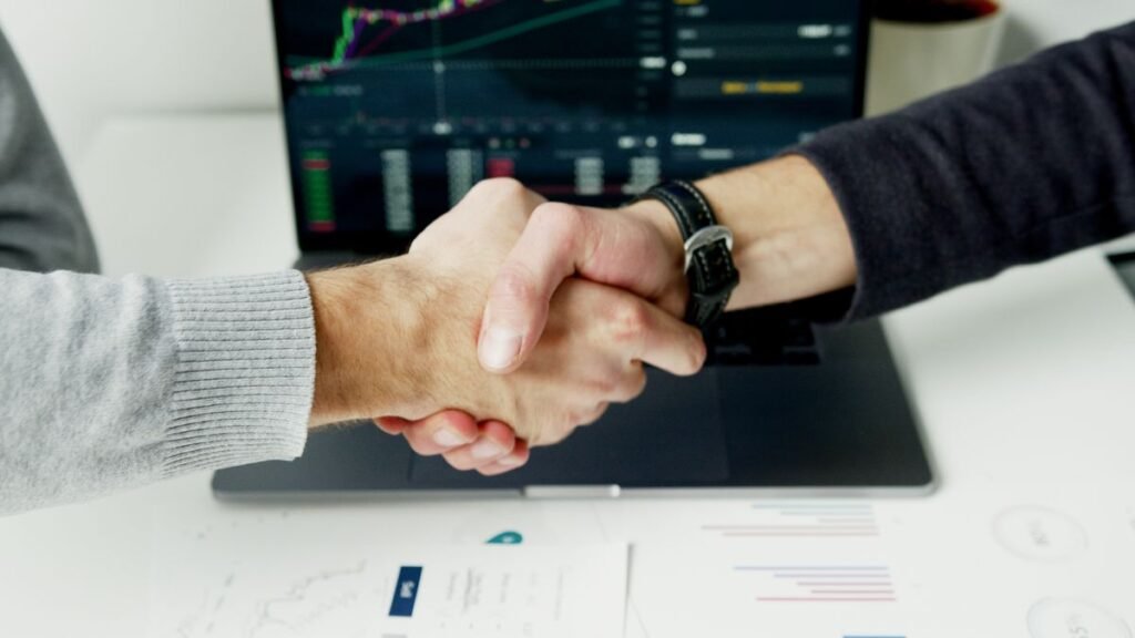 Handshake with salary growth chart - Highest paying Gulf jobs and salaries